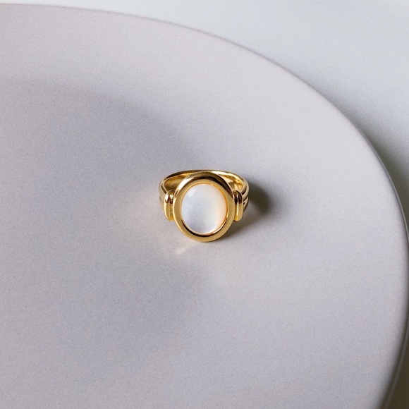 3/$35 Size 6 Gold Shell Signet Ring - Picture 3 of 8